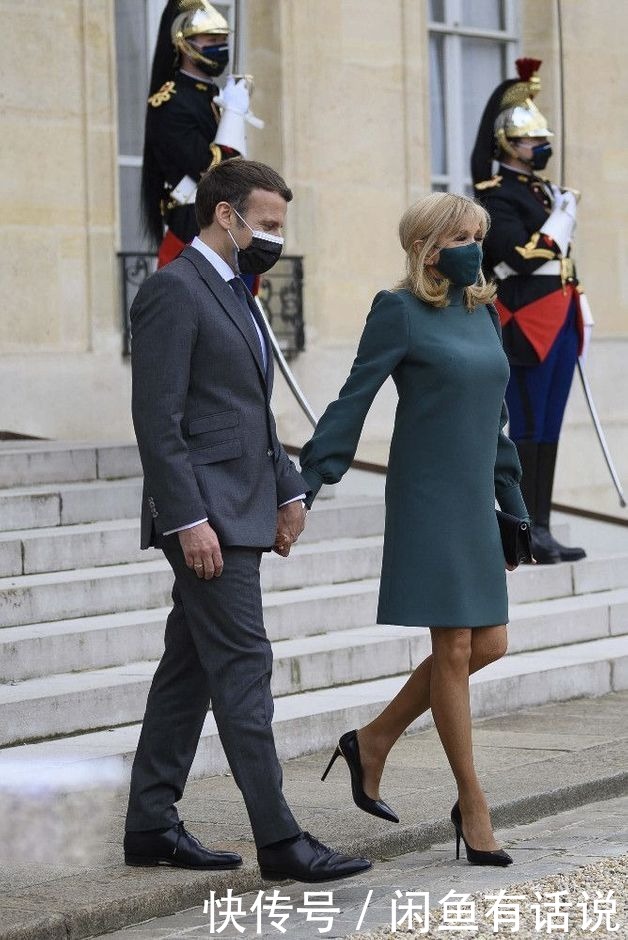 夫人|法国夫人终于放弃“鸡窝头”,穿白西装裹了块头巾,意外显嫩不少