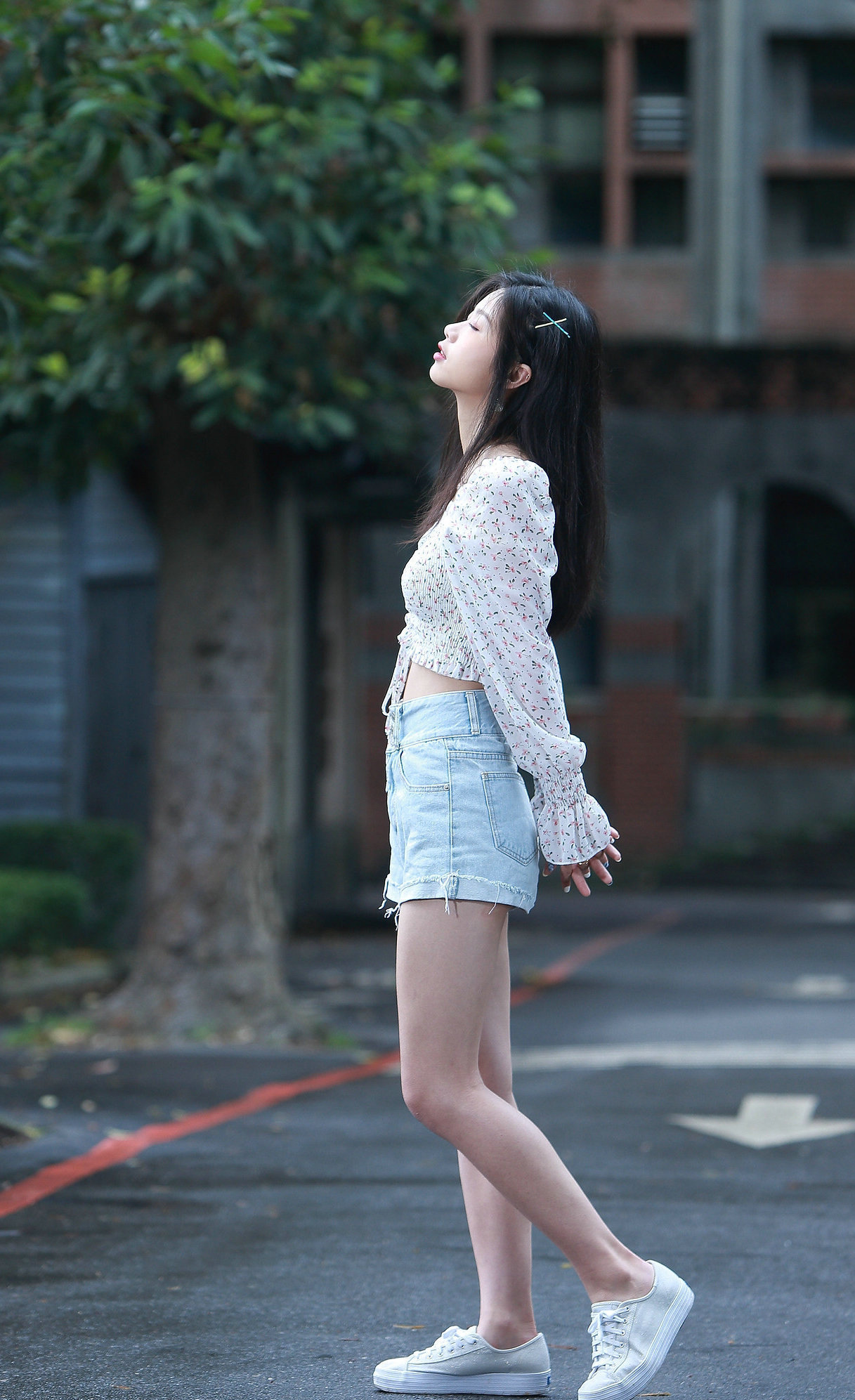 小蛮腰 健美裤配白色无袖衫,显身材有气质,穿出了年轻人简约休闲风