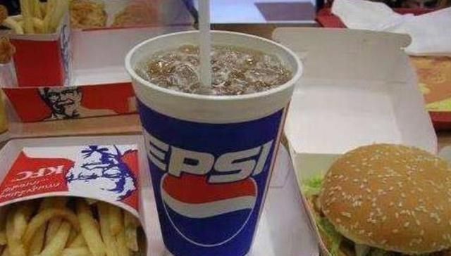 一大瓶百事可乐能倒几杯肯德基的可乐看完你会恍然大悟