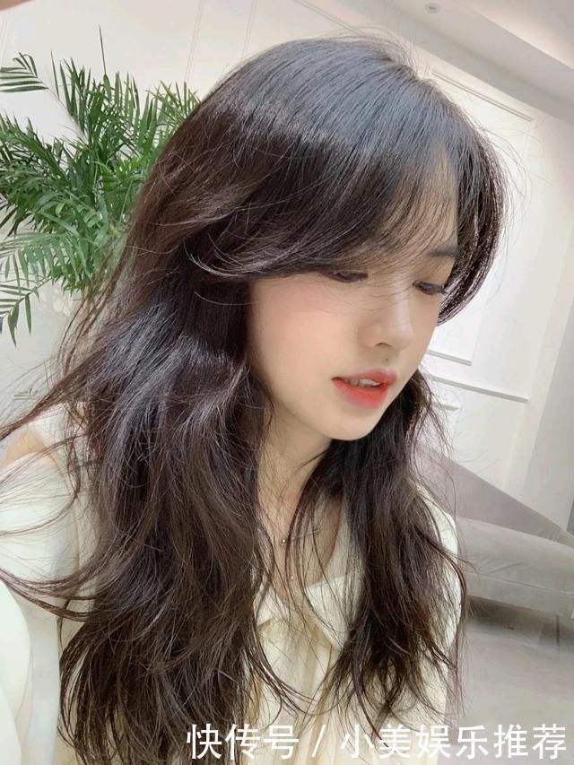 秋冬和“卷发”更配,不仅有女人味,还很显脸小