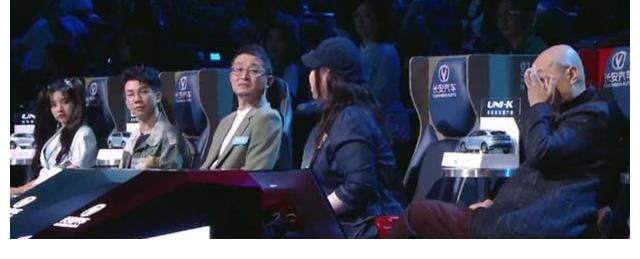 这档用大型抠像绿幕的综艺,把腾格尔和唐国强都整不会了