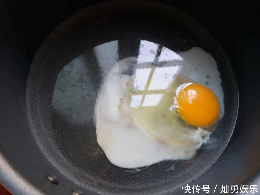 完整|煮荷包蛋时,最忌开水下锅!学会4窍门,圆润完整,不散花不起沫
