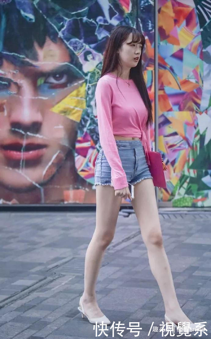 小姐姐短裤搭配一双白色的尖头高跟鞋,彰显了甜美的气质感