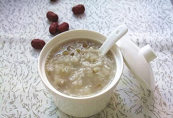 炖银耳汤直接放糖就大错特错了多加这“1步”,银耳羹清甜粘稠