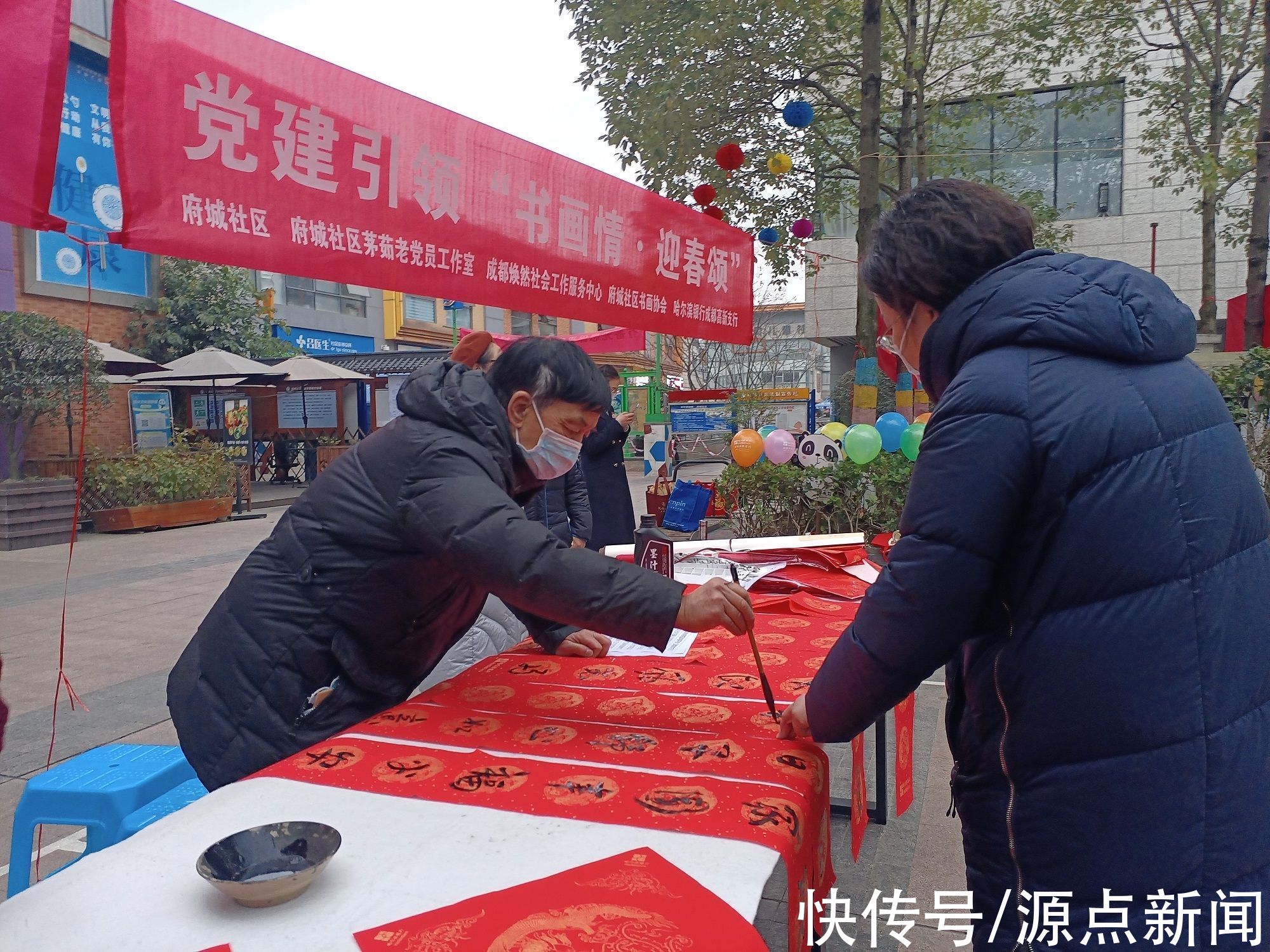 新闻记者@浓浓年味聚邻里 红红门楣迎新春——成都高新区石羊街道年味儿浓了