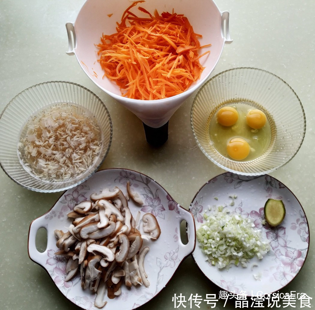 胡萝卜香菇馅饼，颜色金黄，咬一口味道鲜美，香味扑鼻