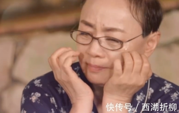 杨紫|杨超越崩溃大哭后,杨紫也失控落泪,下意识躲避擦拭,被镜头怼拍