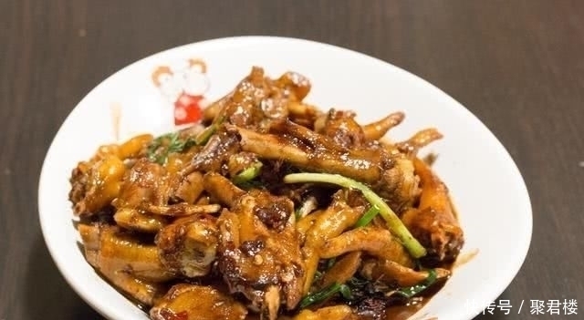 老家来亲戚,弟弟一家请吃饭,弟媳做了11个菜,大伙吃了一锅饭