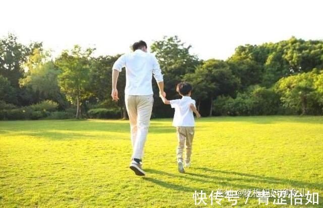 父母|孩子长期沉迷电子产品危害大,小小年纪就近视,父母应该如何引导