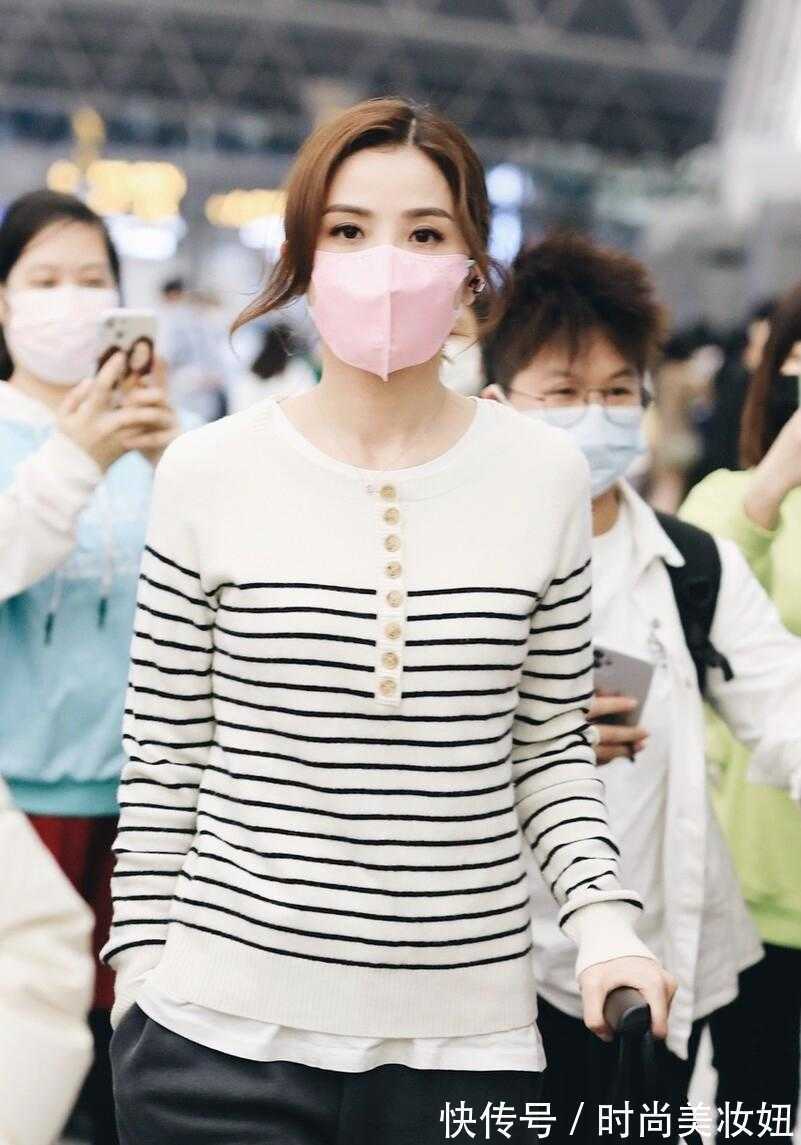 上下身|阿Sa果然是“时髦精”,穿运动裤塞进袜子里,显瘦又洋气