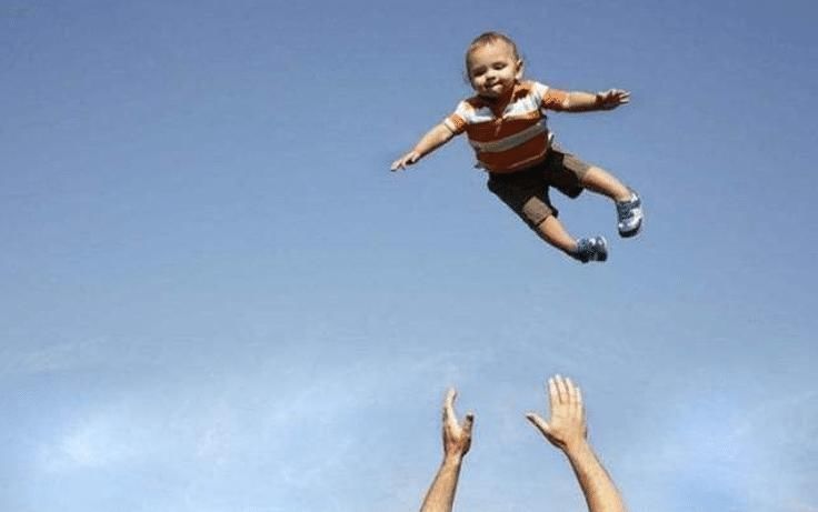 老人们|几种危险带娃的方式,都在“黑名单”,家长却很喜欢