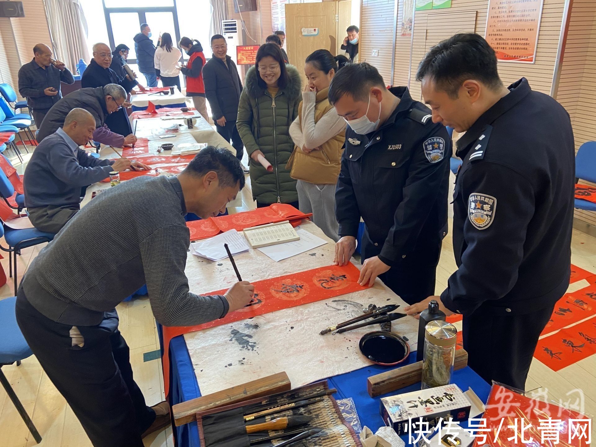 书法家们！合肥：交警开展迎新春、写春联活动