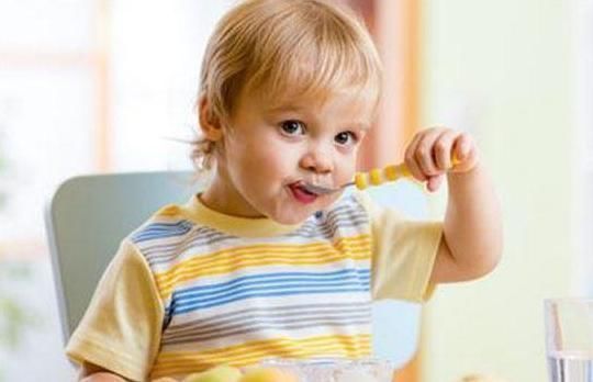 身边人|孩子经常被父母“喂饭”，潜藏隐患真不少，第一个伤害的就是脾胃
