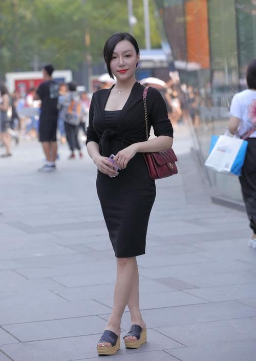 一袭黑色典雅套装，掩盖不住优雅气质，尽显女人味