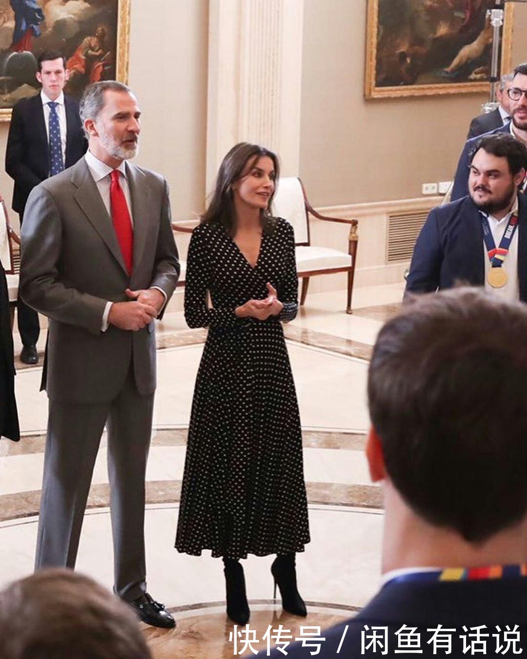 裙子|50岁女人选裙子有讲究，学西班牙王后“过膝不过踝”，优雅显气质