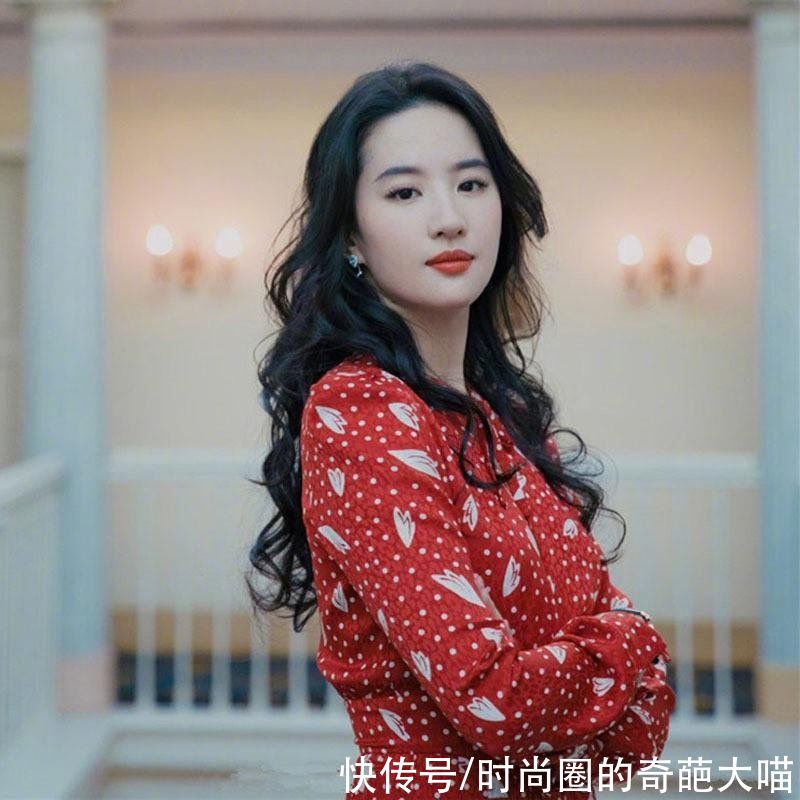 碎花裙|油画感穿搭才是夏日的正确打开方式！可盐可甜还清爽，时髦又降温