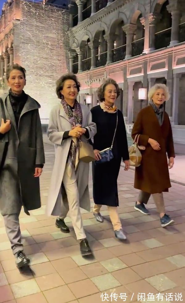 上了年纪不必刻意扮嫩,学75岁奶奶穿“大衣+烟管裤”,老得优雅