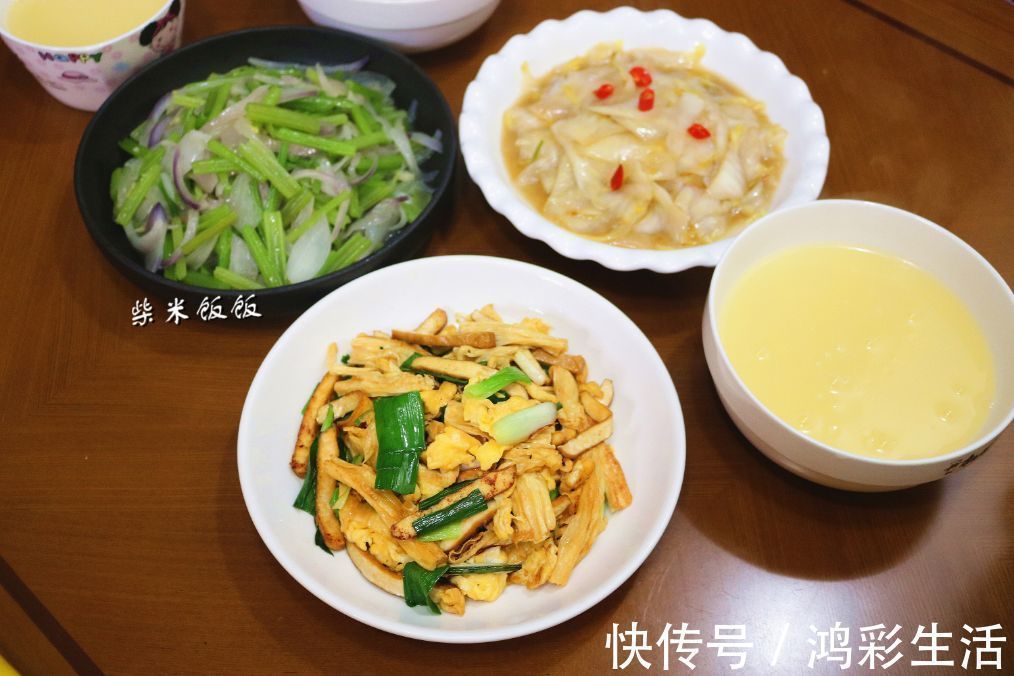 我家今日晚餐，没有肉，3个素菜，朋友说：晚餐就应该这样吃