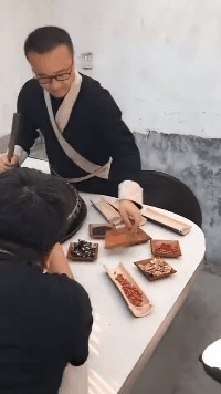 |搞笑GIF:教室里的女汉子又开始劈腿了,真是伤不起啊