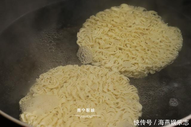 把方便面|好吃到哭的方便面做法,口感丰富营养足,做上一锅都不够吃