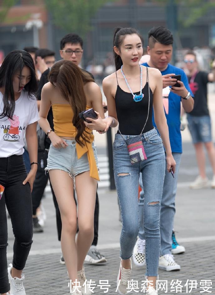 困恼|街拍:这种吊带露背上衣的穿法,一直困恼了很多人