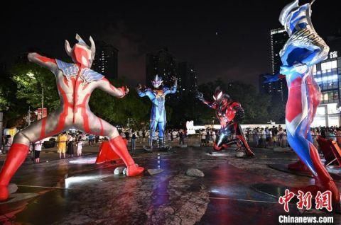 商圈|奥特曼“对战”雕塑群亮相重庆商圈