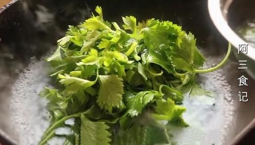 芹菜叶加豆腐一起做，实在太香了，营养又解馋，一次一大盘不够吃