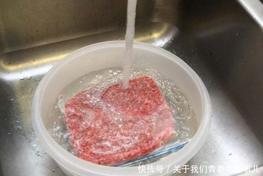 无论解冻什么肉,最忌直接用水泡,教你3招,解冻快,口感像鲜肉