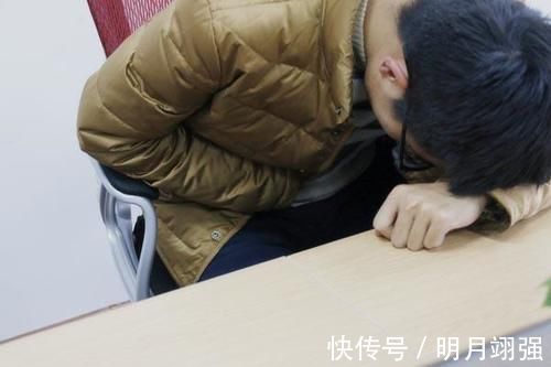 维生素b12|缺乏维生素B12的人,会有什么异常?哪些食物能帮忙补充?多了解