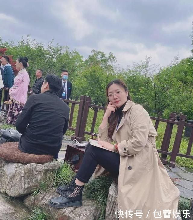 书法作品@兰亭书法大奖唯一女书法家:人比作品更漂亮,狂草不输刘洪彪