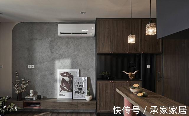 兄弟俩|兄弟俩合资买套小公寓，没有多余的家具，全屋黑红灰看起来很高级