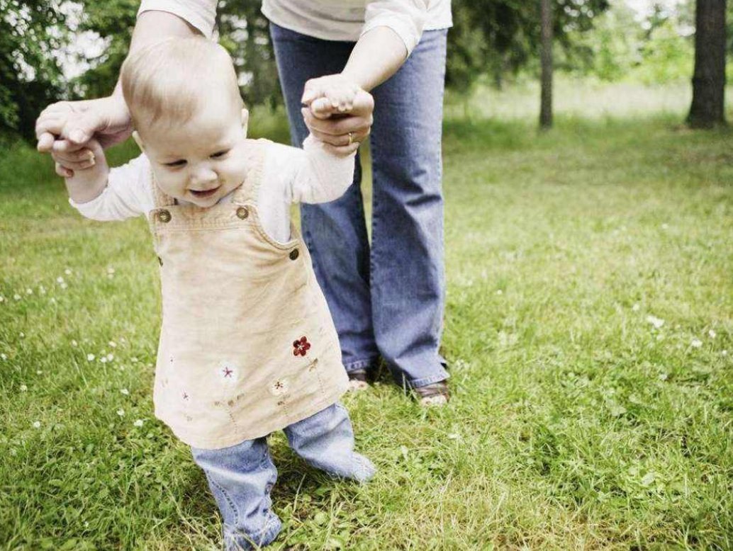 抱抱|为什么宝宝都会走路了,仍然坚持要抱抱?背后的原因让人心疼