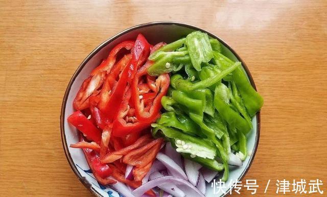 萝卜和它一起炖，味道特别鲜！热腾腾端上桌，营养下饭，吃完暖和