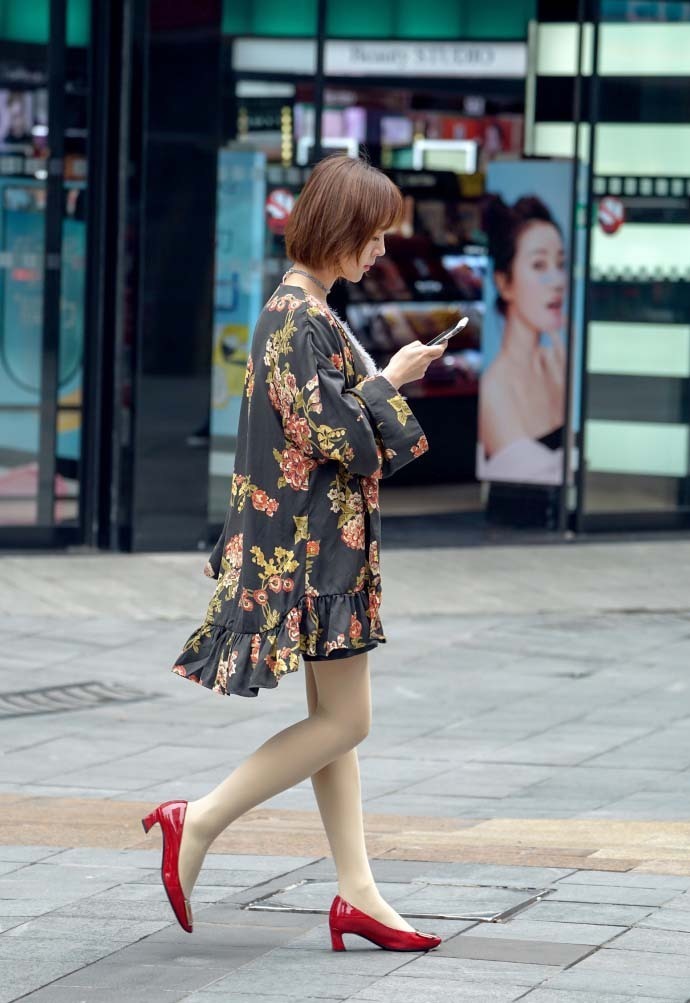 长裙 重庆街拍,蓝色牛仔外套搭配粉色荷叶边长裙,清新文艺显气质