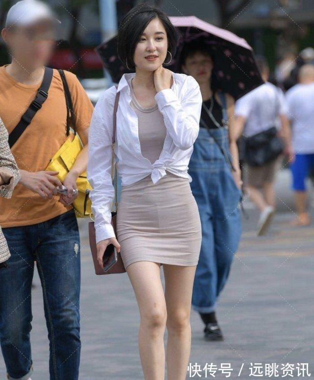 自信|卡其色裹身裙外加白色衬衫,优雅气质,自信迷人