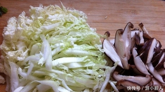 大白菜|家常菜里,大白菜加它一起炒,好吃又下饭大人小孩都抢着吃!