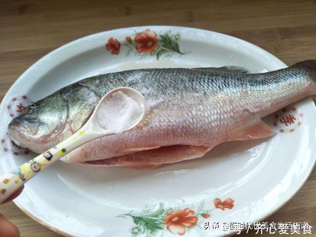 清蒸鲈鱼!冷水上锅蒸还是热水蒸,很多人搞错了,鱼肉不鲜有腥味