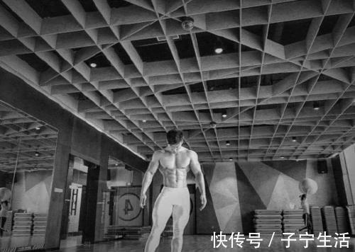 冠军|腹肌练成搓衣板,靠实力撸铁的95后,赢得大学生赛健体全场冠军