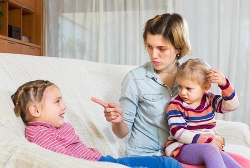 尿裤子|保姆带孩子从来都没尿湿过裤子,妈妈看家里监控,忍着眼泪报了警