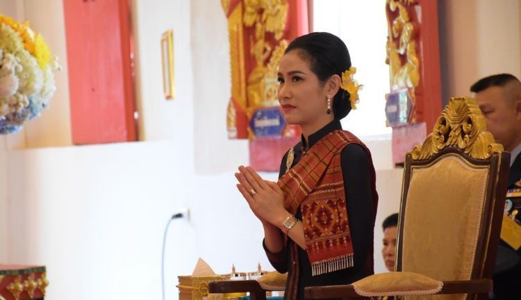 诗尼娜贵妃越来越美,盘头挽髺戴黄花,就像中国民国时期小媳妇