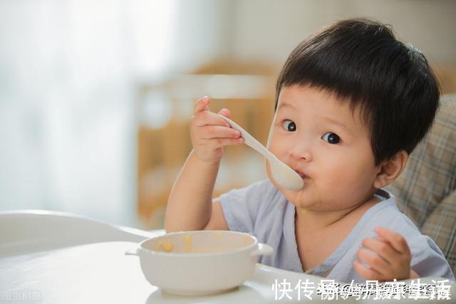 辅食|各月龄宝宝吃奶量不同，吃多吃少都不好，4个方法看宝宝是否吃饱