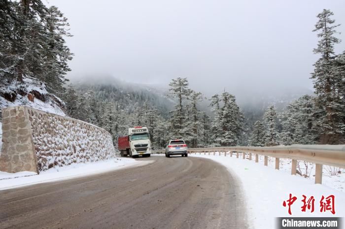 西藏昌都森林消防藏历新年期间协助当地清理道路冰雪