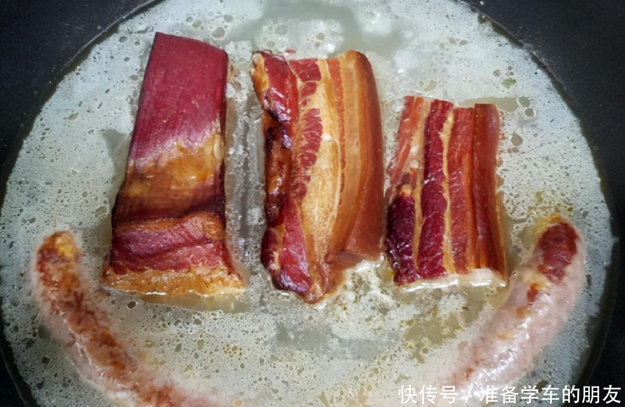 炒腊肉|腊肉一下锅炒就发硬因为你只会傻放油!多加1步,肉嫩鲜香味美