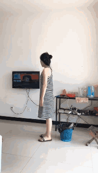 |搞笑GIF:姑娘,这么危险的房子你跑进去干嘛去了