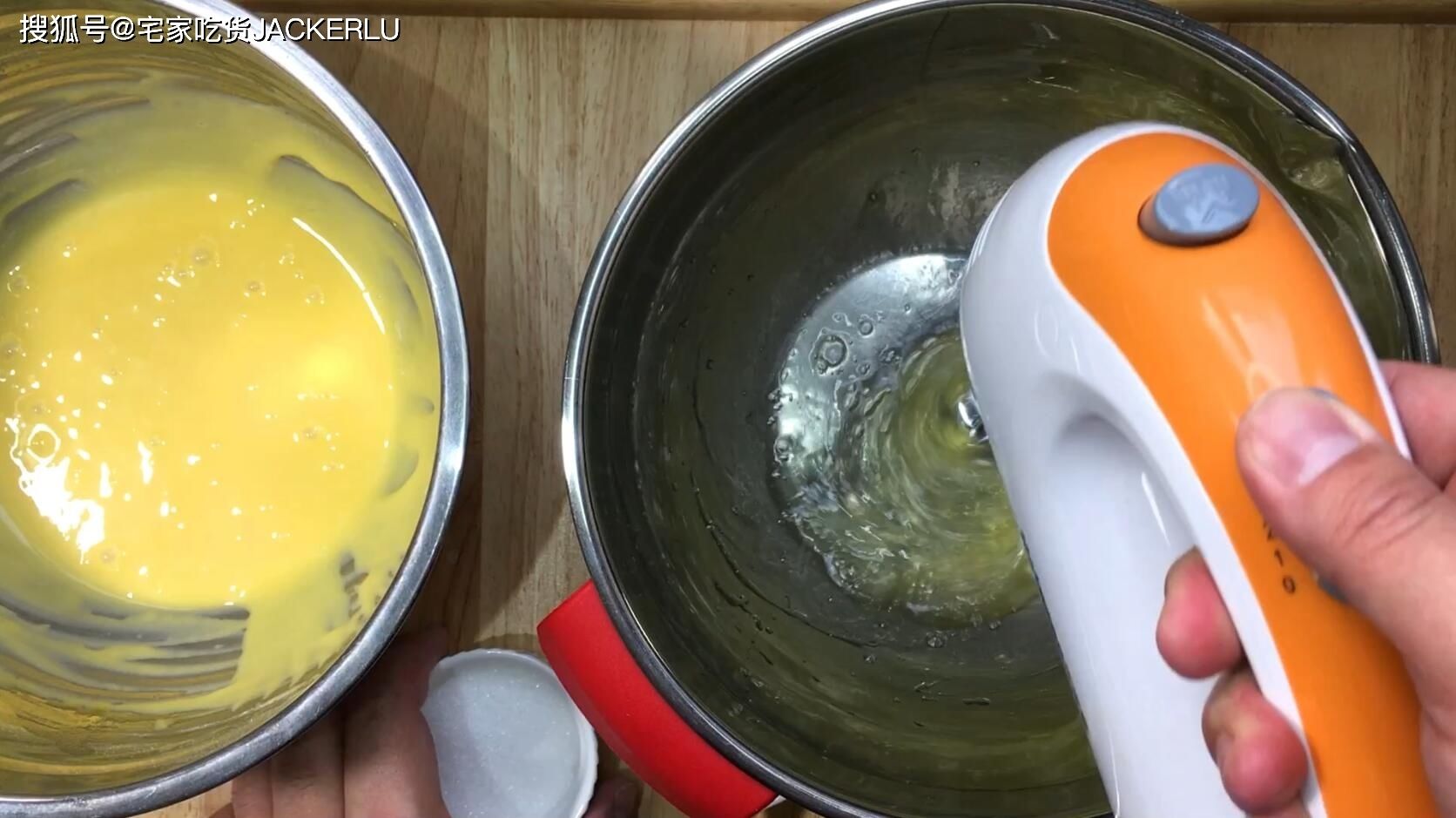 炼乳纸杯蛋糕，小巧可爱，奶香浓郁，口感细腻，制作简单，一次成功。