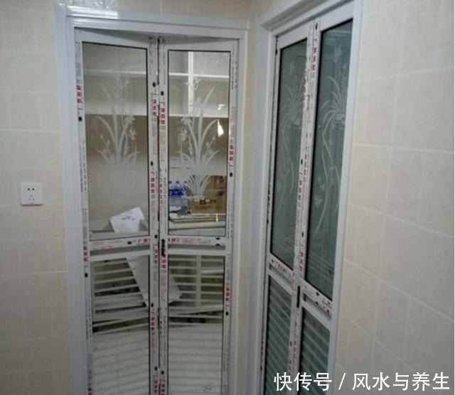 安装|厨房不装推拉门,还能怎么设计有钱人流行装它,漂亮还实用!