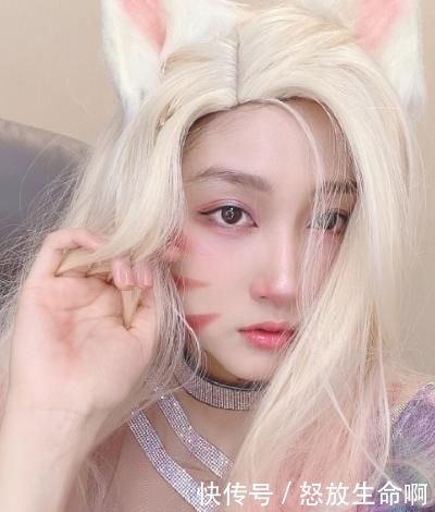 关晓彤cos阿狸真拼,穿5cm短裤还戴"腿环",看清效果我懵了