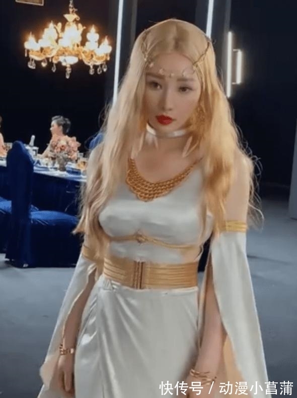 金发cos|柳岩金发cos雅典娜，美艳脱俗，性感妩媚，大秀S型好身材