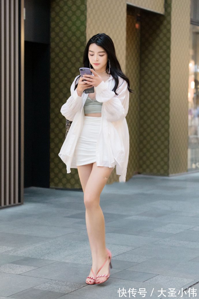 潮流|美女街拍 :衬衫不扣已经成为潮流,内搭文胸逛街凉爽又时髦,不缺个性!