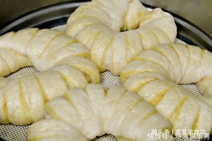 蒸鸡蛋馒头|蒸馒头时,别再用清水和面了,试试此做法,馒头暄软劲道,营养高